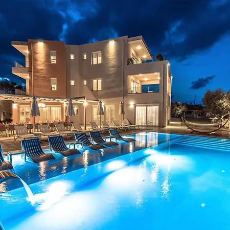 Oasis, Luxury Vilă *