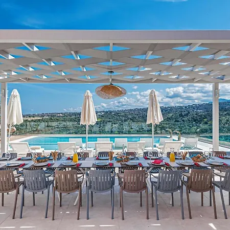 Oasis, Luxury Resmo